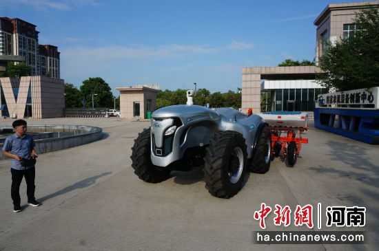 7月20日，河南洛阳，国家农机装备创新中心展示的“超级拖拉机Ⅰ号”（ET504）。它是中国内地首款无驾驶室的纯电动拖拉机。近年来，国家农机装备创新中心诞生了中国内地第一款“智能农机控制芯片”、第一台无驾驶室的纯电动拖拉机、第一台氢燃料电动拖拉机等众多智慧农机与农机数字化平台，引领行业发展。 中新社记者 韩章云 摄