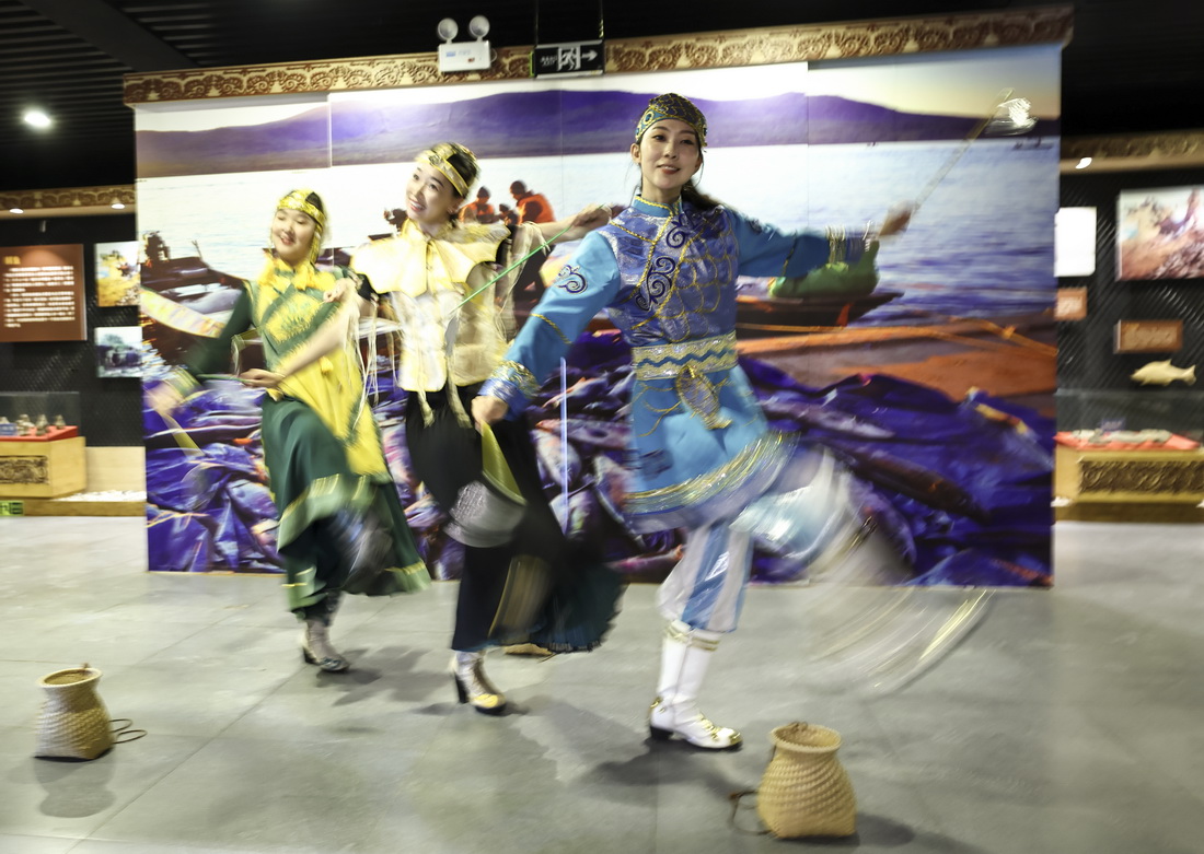 9月4日，在黑龍江撫遠市烏蘇鎮抓吉赫哲族村赫哲民俗展示館內，尚美含（右一）和赫哲族女孩一起表演民族舞蹈。新華社記者 蘭紅光 攝
