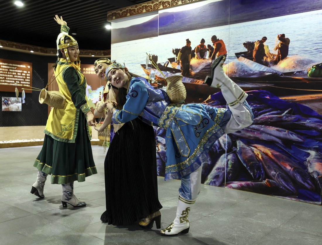 9月4日，在黑龍江撫遠市烏蘇鎮抓吉赫哲族村赫哲民俗展示館內，尚美含（右一）和赫哲族女孩一起表演民族舞蹈。新華社記者 蘭紅光 攝
