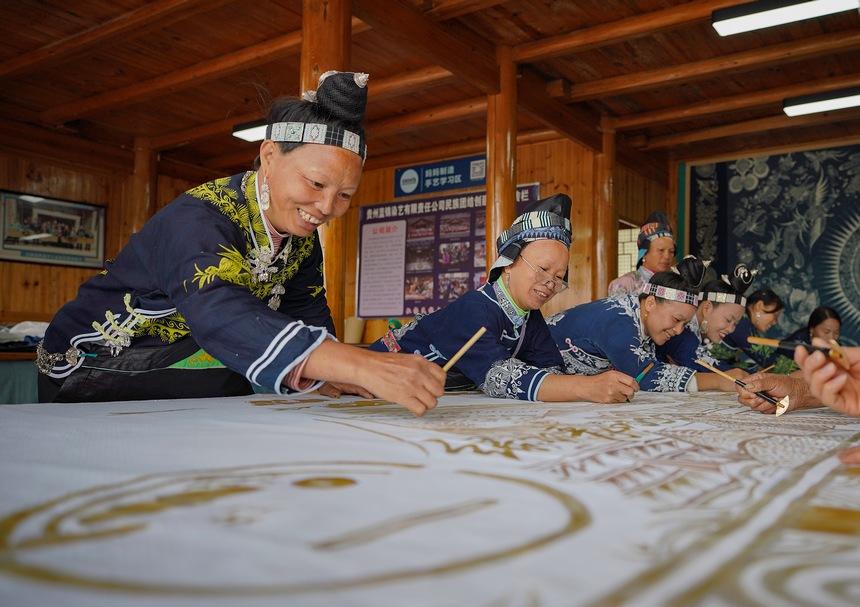 10月7日，苗族妇女正在绘制蜡染。