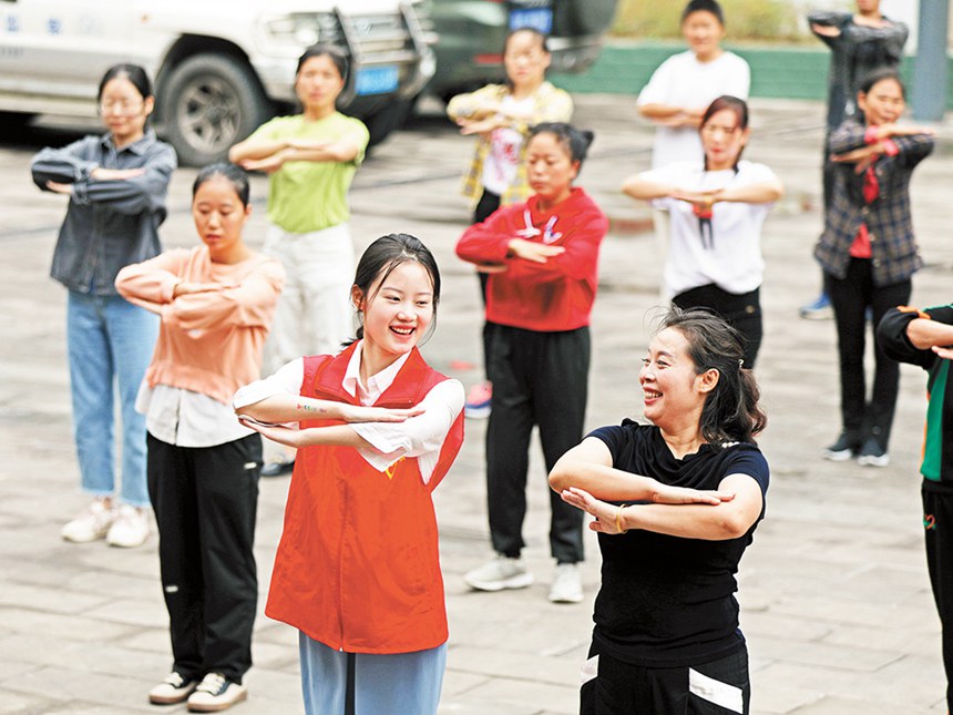 彭水三义乡小坝村，县文化馆组织的文艺志愿者正在引导村民们跳苗族舞蹈。特约摄影 赵勇/视觉重庆