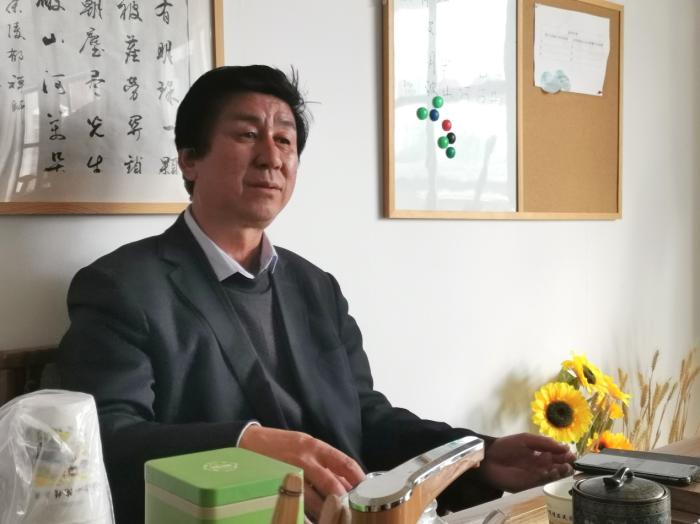 10月20日，朱启酒在“博士小院”里接受《中国新闻》报记者采访。(孔夏 摄)