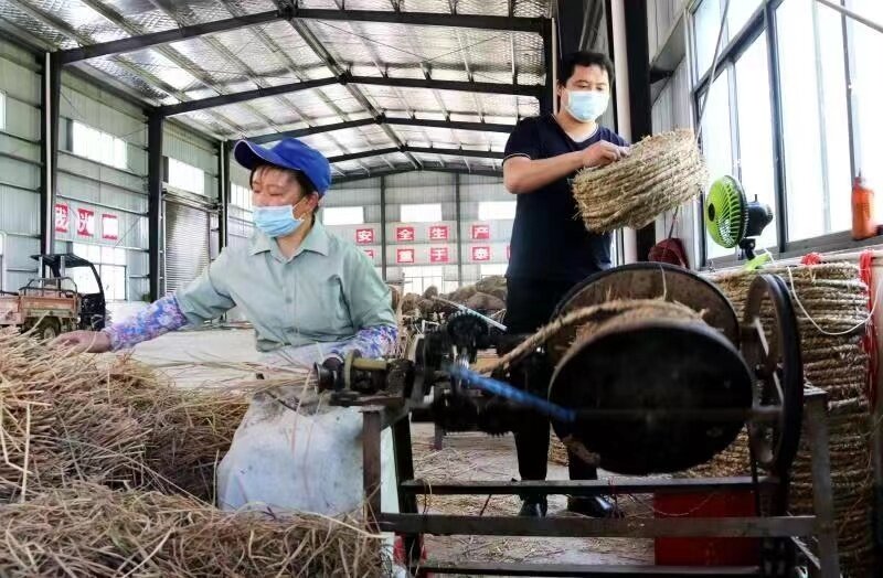 圖為安陸市雷公鎮(zhèn)運(yùn)陽合作社草繩加工車間 （楊鵬程 攝）