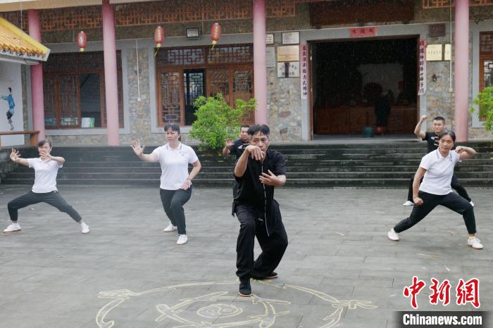 11月23日，海南省屯昌县新兴镇沙田村，村民在练习武术。　凌楠 摄