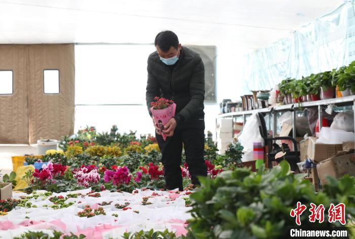 市民正在選購鮮花。　于晶 攝