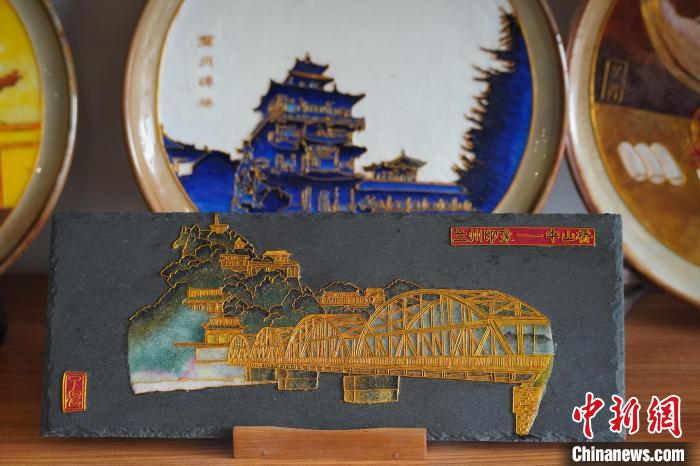 圖為李海明工作室內(nèi)展出的掐絲琺瑯畫(huà)作品?！【琶赖┰?攝