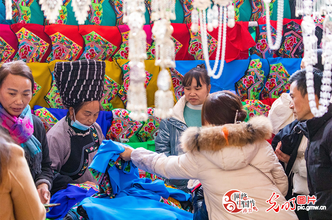 【新春走基层·网络中国节·春节】储年货 迎春节