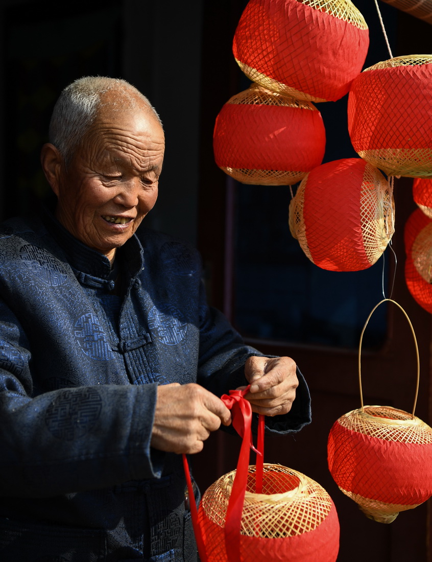 王学坤整理制作好的“火葫芦”灯笼（2月4日摄）。