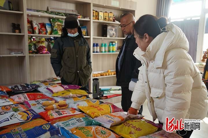 2月15日，农民在滦平县先农种子化肥服务部挑选种子。