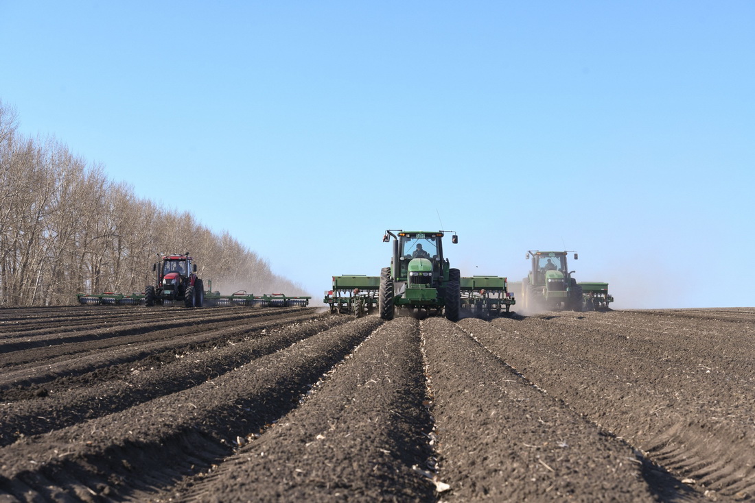 4月8日，在位于黑龙江省北安市的北大荒集团建设农场有限公司一处农田，大型拖拉机在进行分层定量施肥与镇压保墒作业。