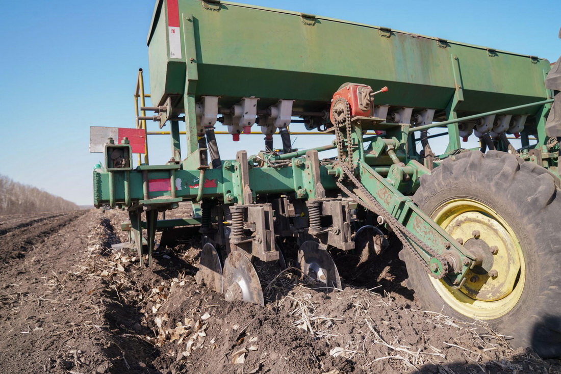 4月8日，在位于黑龙江省北安市的北大荒集团建设农场有限公司一处农田，大型拖拉机在进行分层定量施肥作业。