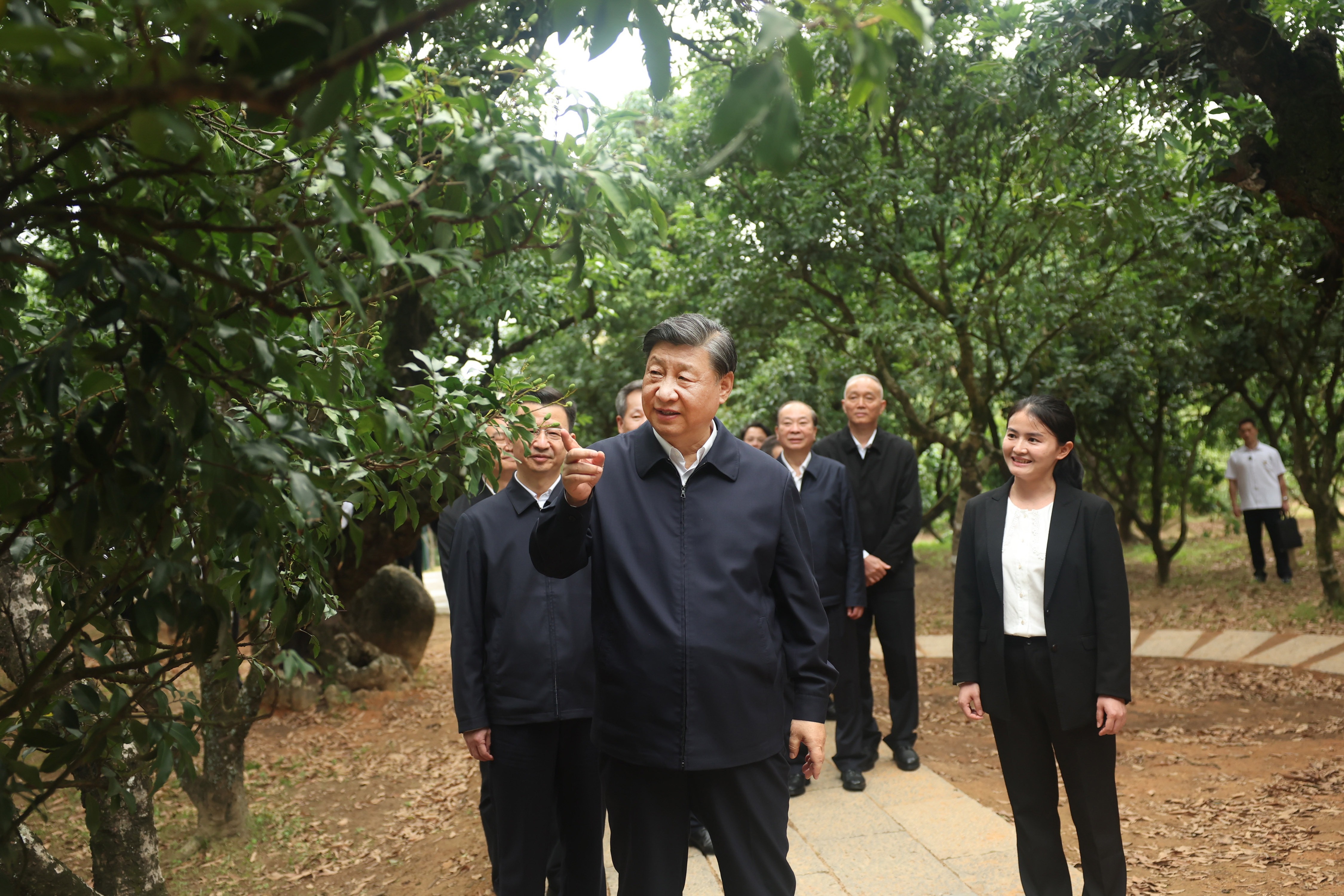 4月11日，習(xí)近平總書記在廣東省茂名市高州市根子鎮(zhèn)柏橋村考察。（新華社記者鞠鵬 攝）.jpg