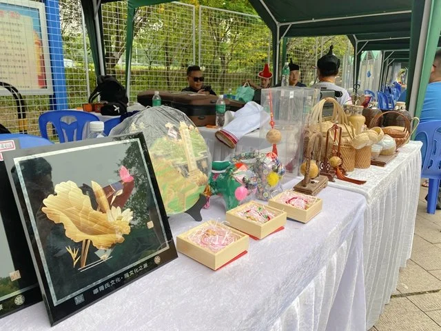 非遗大集市现场展出的麦秆画、兰州刻葫芦等