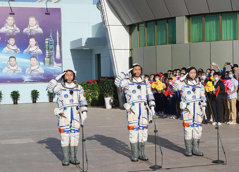 2022年6月5日，神舟十四號(hào)載人飛行任務(wù)航天員乘組出征儀式在酒泉衛(wèi)星發(fā)射中心問天閣廣場(chǎng)舉行。