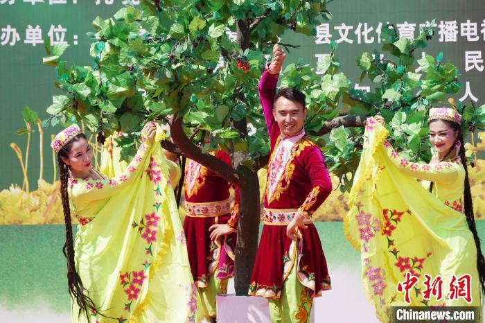 新疆歌舞表演将现场气氛推到高潮。　李哲 摄
