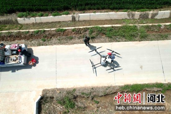 在河北省邢台市巨鹿县周于庄村的麦田边，机手正在操作无人机起飞。 作者 甄燕