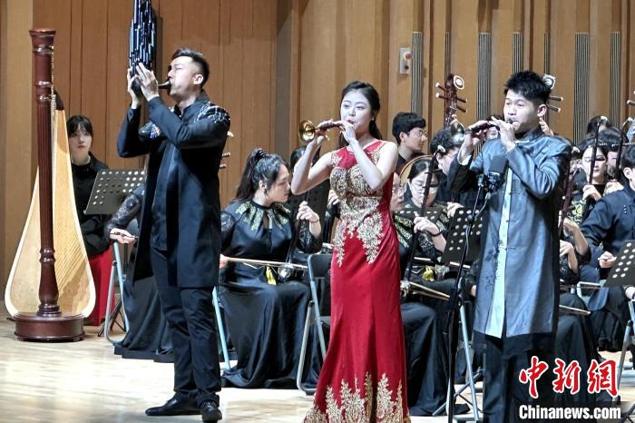图为唢呐与乐队《百鸟朝凤》。　梅镱泷 摄