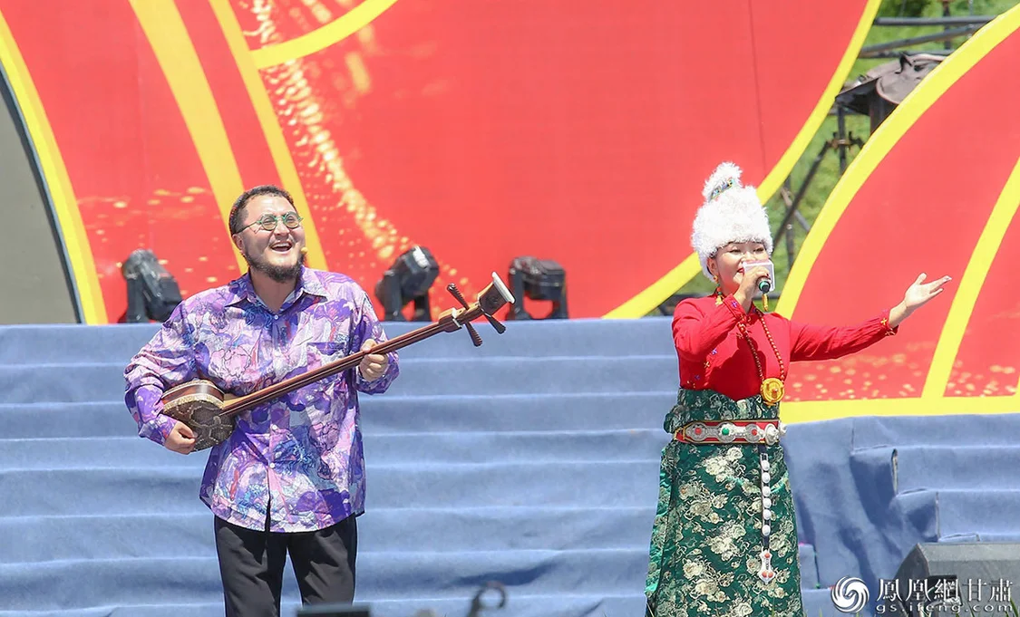 开幕式上，张尕怂（左）与索南卓玛演唱《等风来》。甘肃省文旅厅供图