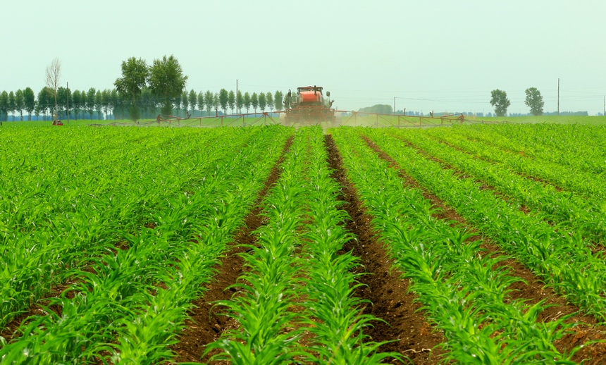 北大荒集团建设农场有限公司智慧农机助力田间管理。