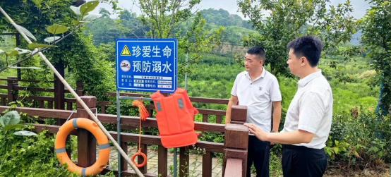 湯部長(zhǎng)到古塘村指導(dǎo)征兵、雙提升、防溺水等工作