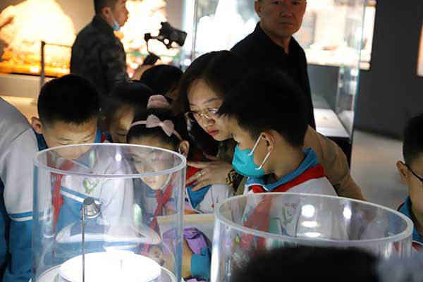 7 中小學(xué)生參觀學(xué)習(xí)博物館2.JPG