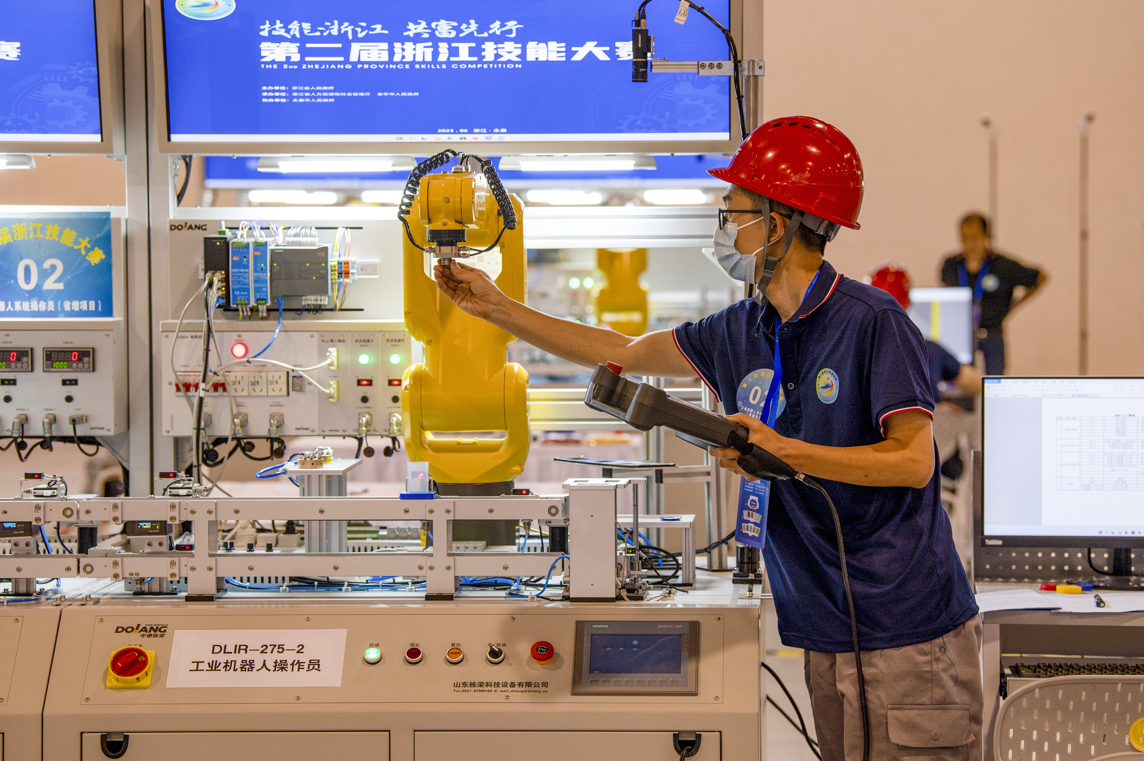 2023年6月19日，第二屆浙江技能大賽在永康市國(guó)際會(huì)展中心舉行。參賽選手在進(jìn)行工業(yè)機(jī)器人系統(tǒng)操作員項(xiàng)目比賽。