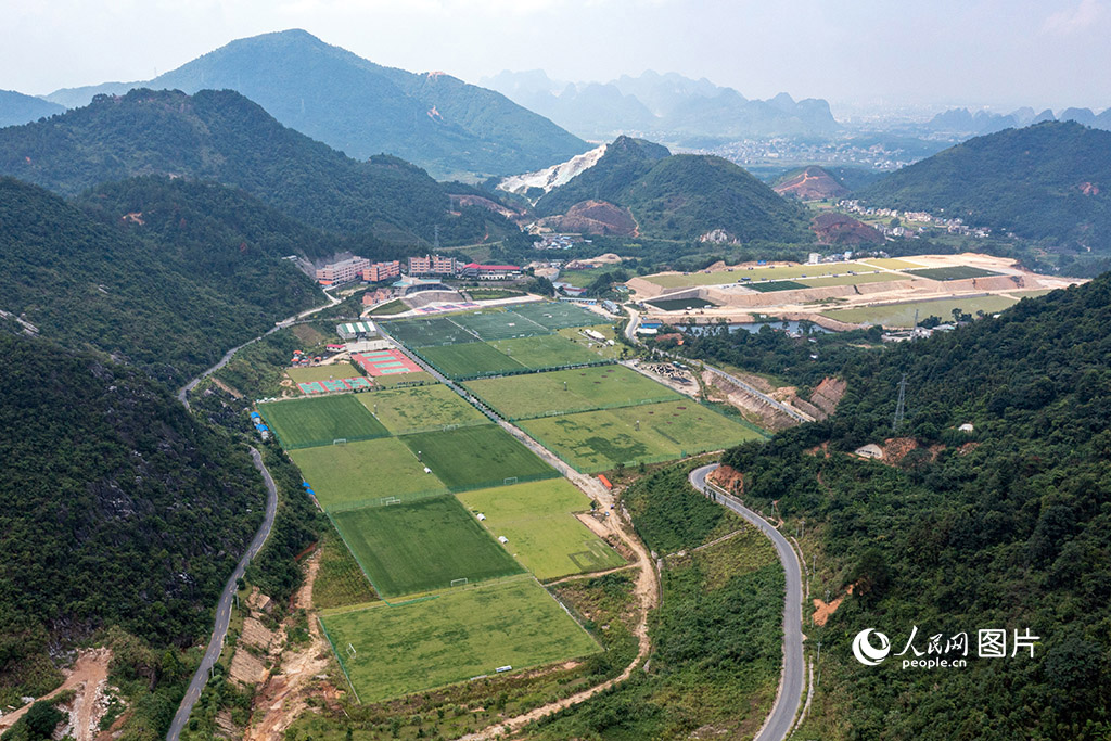 7月26日，廣西賀州市足球基地在為即將開賽的第一屆全國學(xué)生（青年）運動會足球項目做最后的準備。該基地曾是荒廢20多年的尾礦庫。賀州市通過引進社會資金參與治理和開發(fā)，因地制宜利用廢棄礦山用地在尾礦庫上投資建設(shè)足球訓(xùn)練基地。人民網(wǎng)記者 嚴立政攝