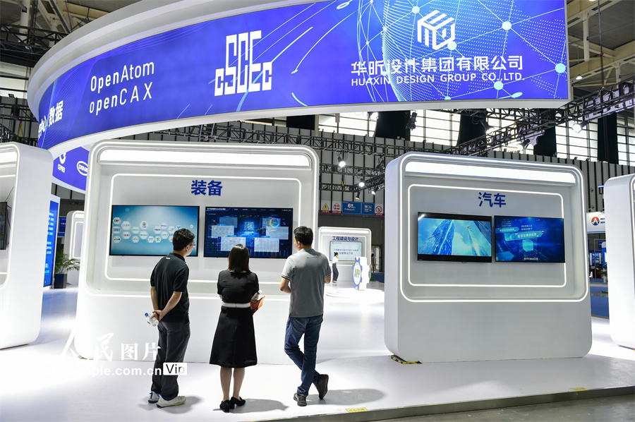 2023年8月20日，在江苏南京国际博览中心，观众参观软博会。