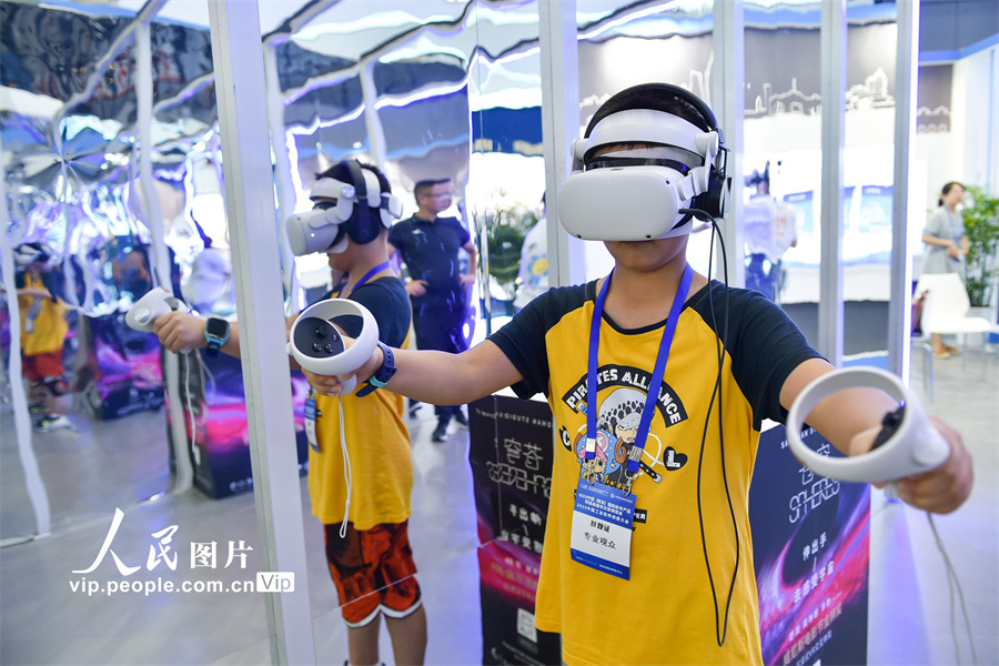 2023年8月20日，在江苏南京国际博览中心，观众体验VR可穿戴设备。