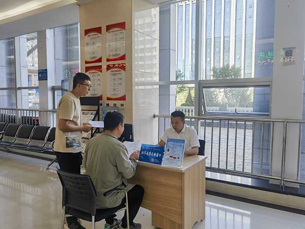 府谷縣不動(dòng)產(chǎn)登記服務(wù)中心副主任正在接待咨詢?nèi)藛T.jpg