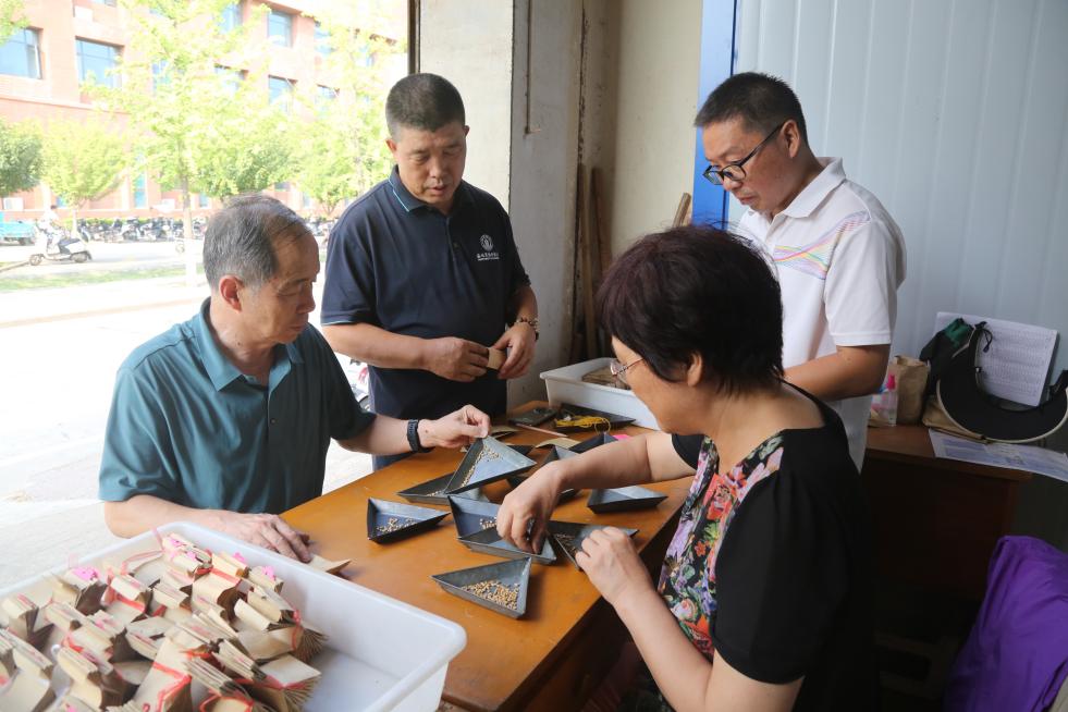 1吉万全教授与团队成员在为秋播备种