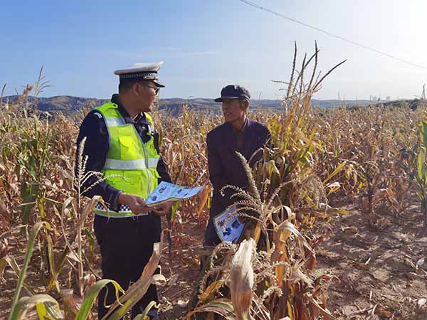府谷公安交警走進(jìn)田間地頭共話交通安全知識(shí).jpg