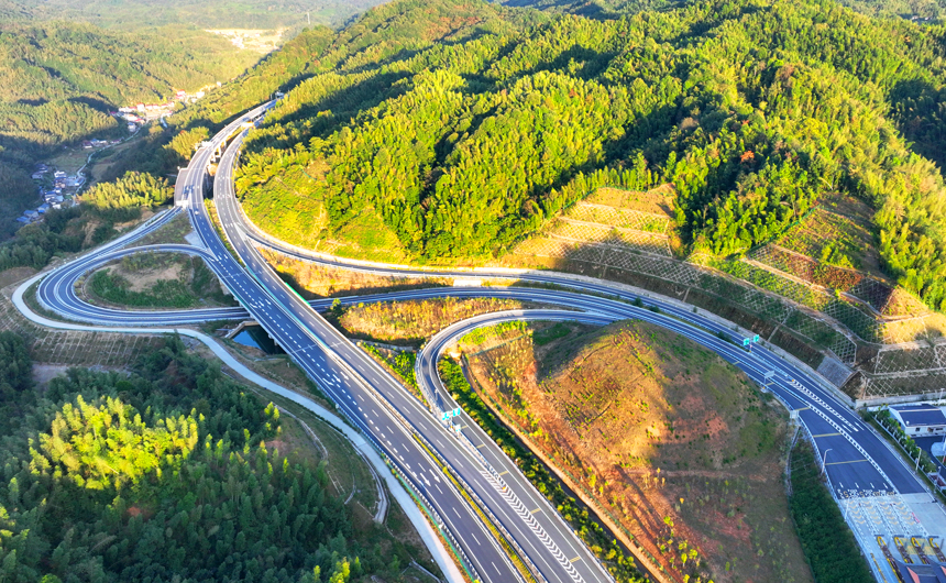 高速公路穿越秋阳映衬的茫茫竹海，构成一幅人文生态画卷。彭佑兴摄