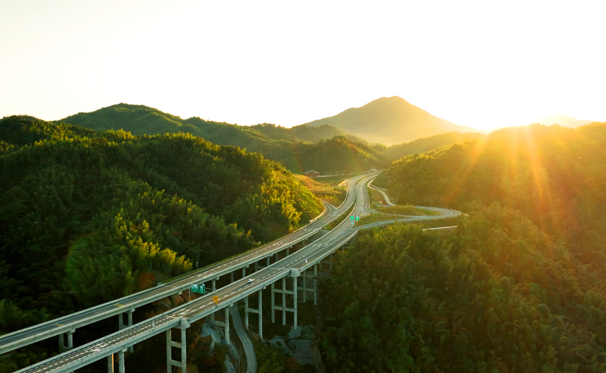 高速公路穿越秋阳映衬的茫茫竹海，构成一幅人文生态画卷。郭祥峰摄