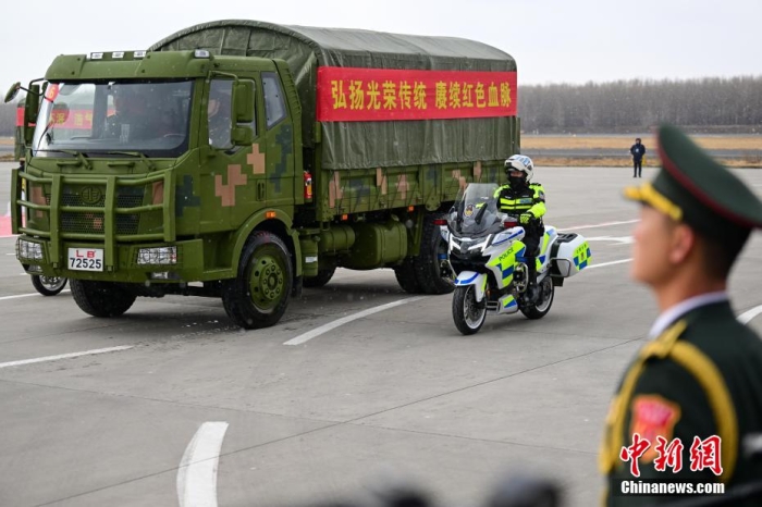 圖為儀式結(jié)束后，志愿軍烈士遺骸棺槨被護送前往沈陽抗美援朝烈士陵園。中新網(wǎng)記者 于海洋 攝