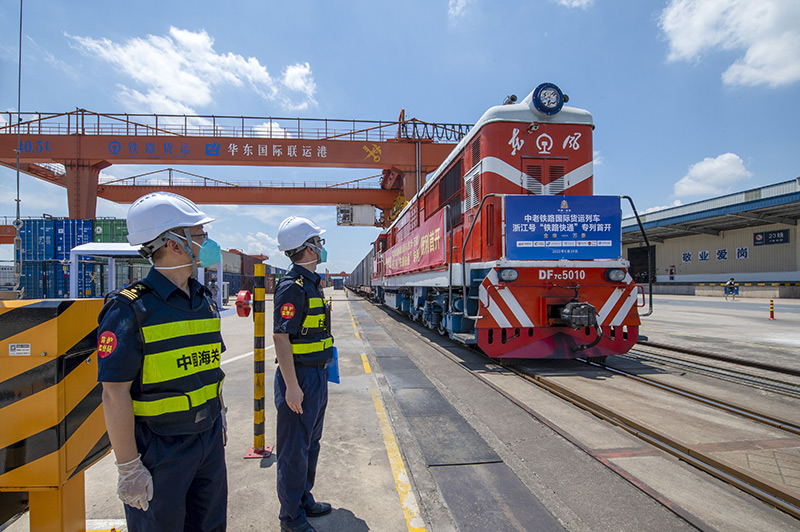 2022年6月29日，浙江金華，中老鐵路國際貨運(yùn)列車浙江號“鐵路快通”首趟專列經(jīng)海關(guān)監(jiān)管后，從浙江省鐵路金華南站鳴笛啟程，經(jīng)磨憨口岸駛向老撾萬象。