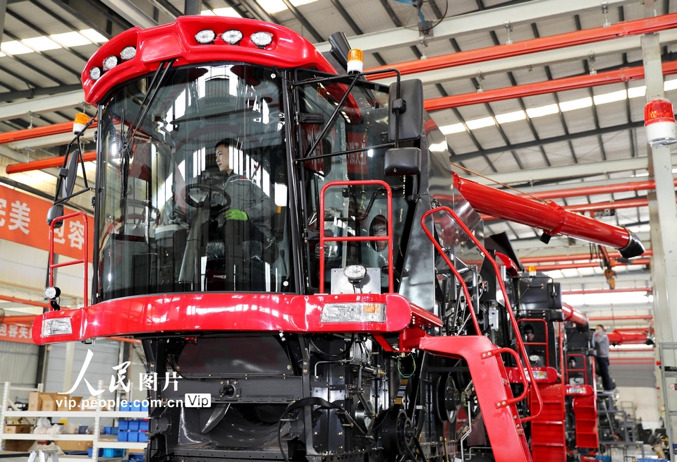 1月20日，在山东省高密市醴泉街道一家农机企业的生产线上，工人在装配农机。