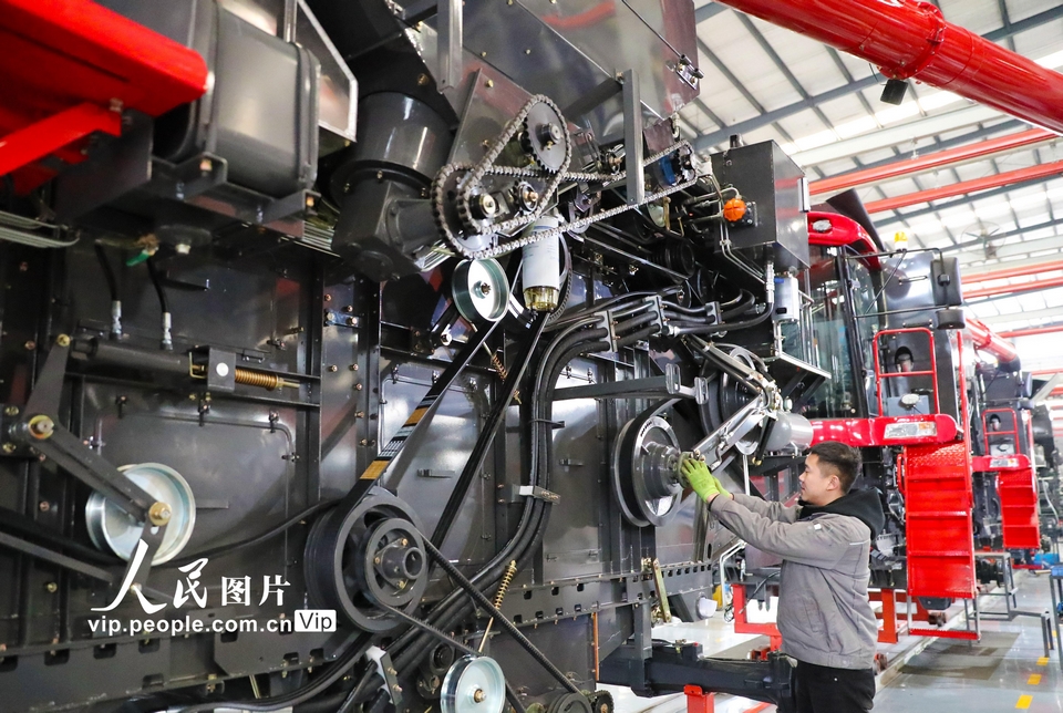 1月20日，在山东省高密市醴泉街道一家农机企业的生产线上一派繁忙。