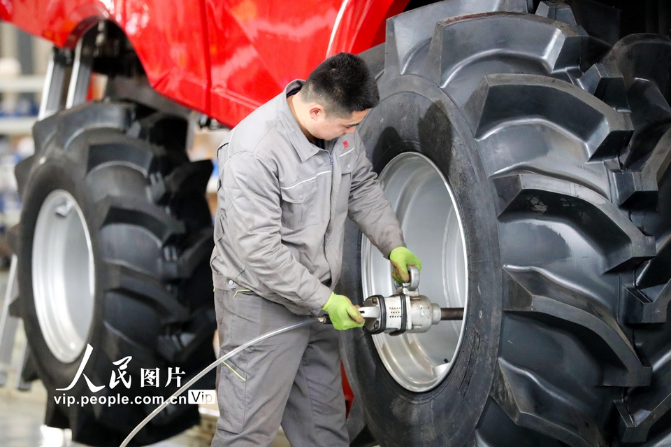 1月20日，在山东省高密市醴泉街道一家农机企业的生产线上，工人在装配农机零部件。