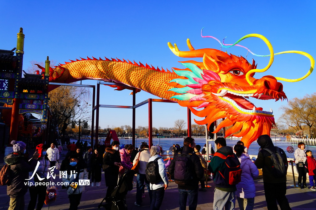 2024年2月7日，北京，什刹海巨型龙灯吸引市民围观。宋家儒摄（人民图片网）