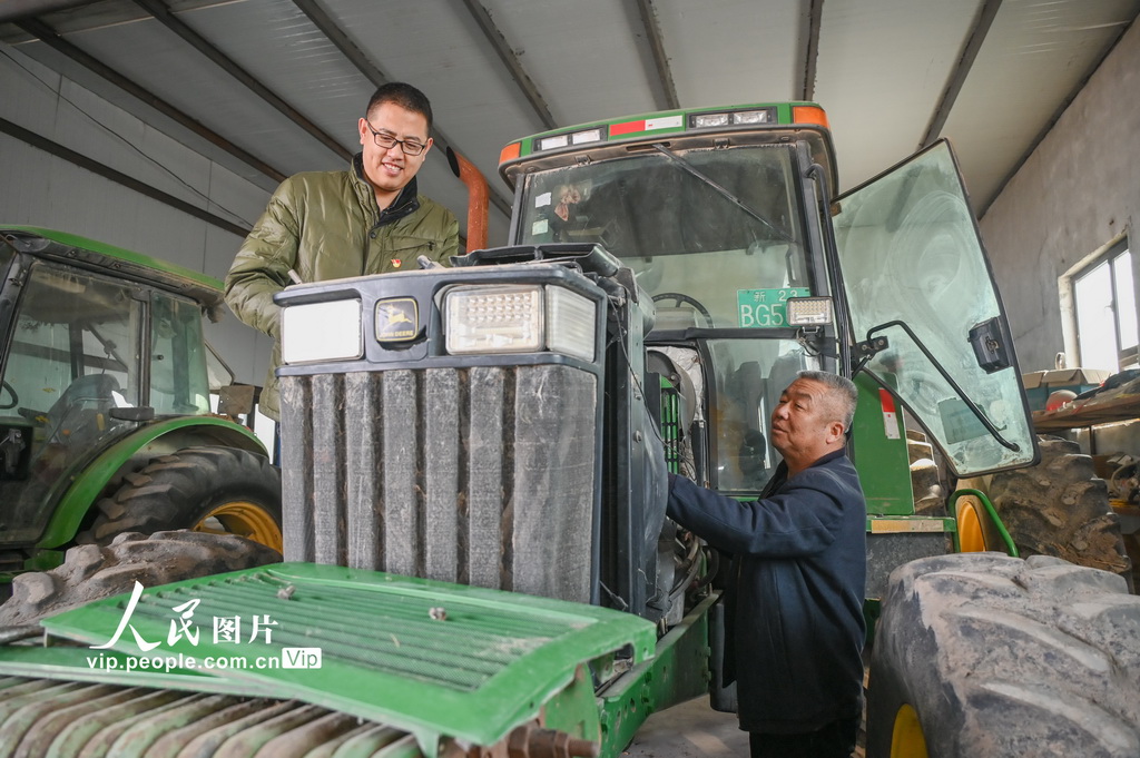 2024年3月11日，在新疆昌吉回族自治州昌吉市何氏农机专业合作社，农机技术人员正在帮助农户检修保养农机具。