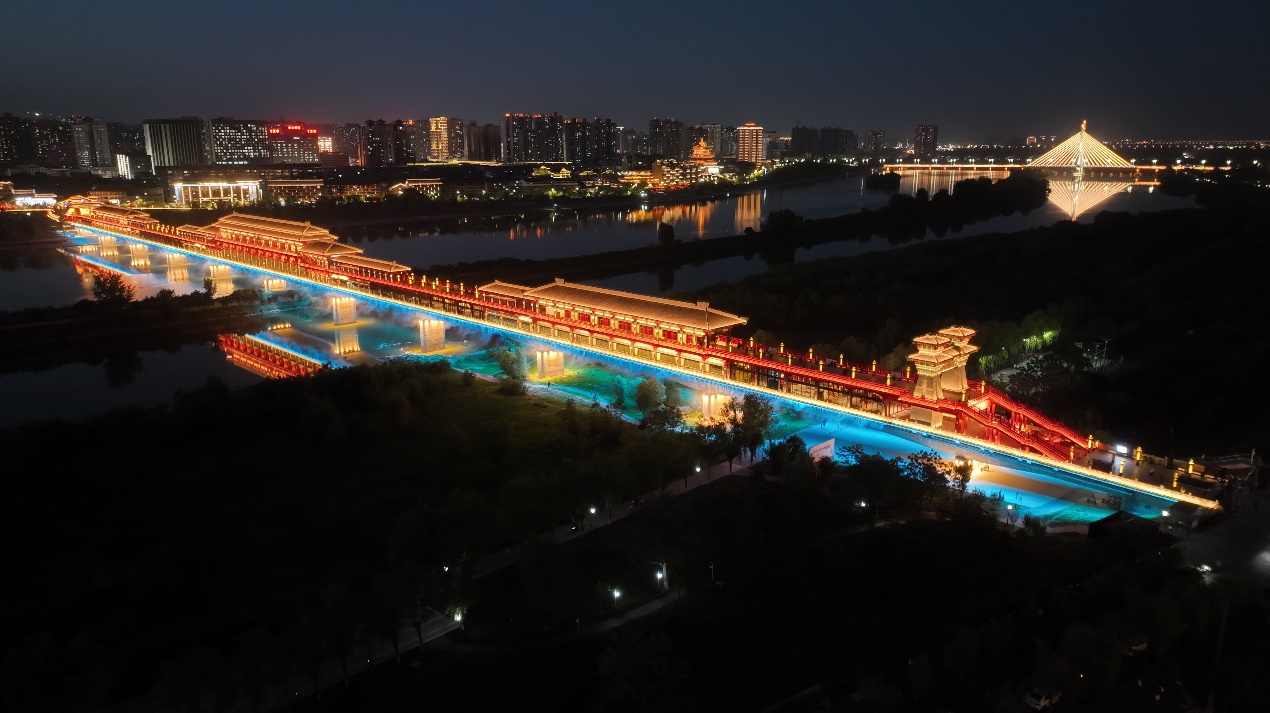 城市的夜景

描述已自動生成