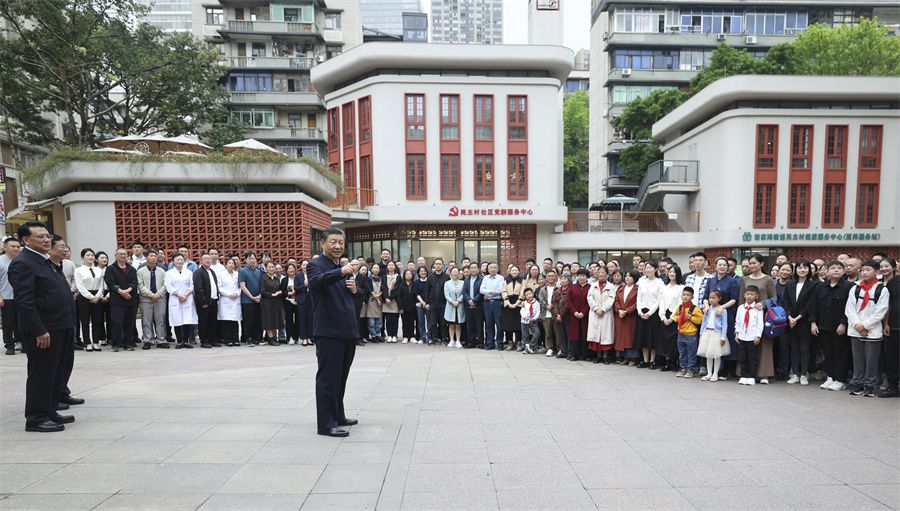 2024年4月22日至24日，中共中央總書記、國家主席、中央軍委主席習(xí)近平在重慶考察。這是22日下午，習(xí)近平在九龍坡區(qū)謝家灣街道民主村社區(qū)考察時，同社區(qū)居民親切交流。新華社記者 鞠鵬 攝