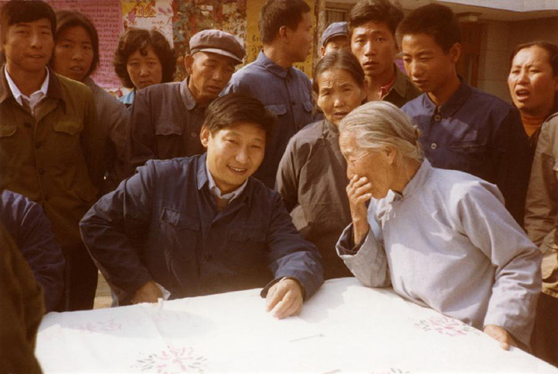 1983年，時任河北正定縣委書記的習(xí)近平（前排居中），臨時在大街上擺桌子聽取老百姓意見。