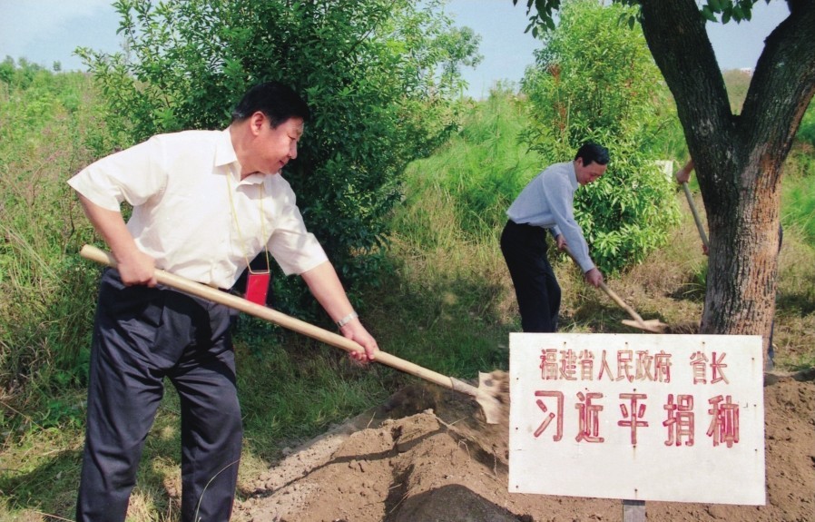 2001年10月，習(xí)近平在龍巖市長(zhǎng)汀縣調(diào)研水土流失治理工作，在河田世紀(jì)生態(tài)園為樹(shù)培土。圖源：《習(xí)近平在福建（下）》