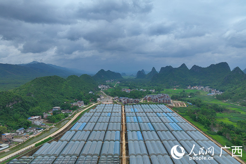 基地和移民新村。人民網(wǎng) 付華周攝