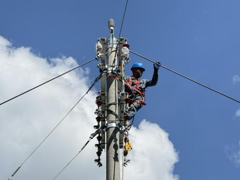 商南縣電力公司派駐柞水紅巖寺救援隊工作隊員正在高空作業(yè)