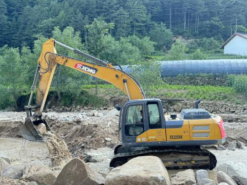 紅安村獅子嘴水利部門在搶修水毀河堤