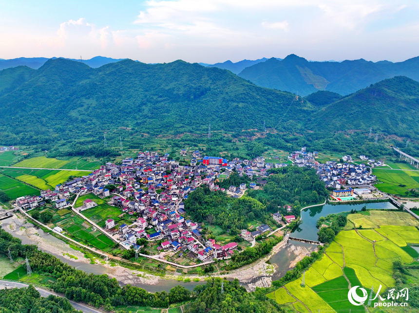 德興市大茅山鎮(zhèn)南溪村，層巒疊嶂、河流蜿蜒、阡陌縱橫。人民網(wǎng) 朱海鵬攝