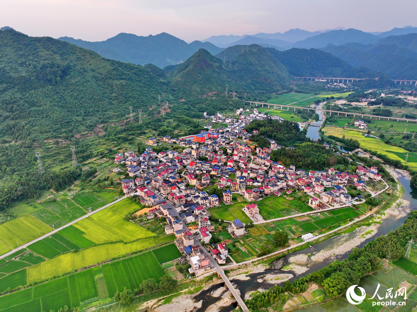 德興市大茅山鎮(zhèn)南溪村，層巒疊嶂、河流蜿蜒、阡陌縱橫。人民網(wǎng) 朱海鵬攝